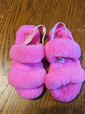 Kids Pink Fuzzy Slide Sandals - Cozy Plush Comfort